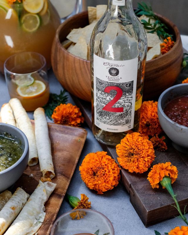 The big game is on, the snacks are ready, and we’ve got @123organictequila in our glass. Perfect Sunday, if you ask us!