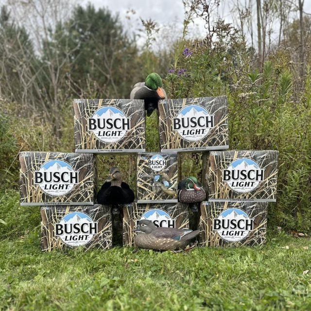 Starting Off Duck Season Right… 🦆 Limited Edition Busch Light Camo Packaging Is Available Now In 30 Pack Cans.. Head Over To Retailer Portal Or Talk To Your Salesperson Today To Add To Your Order! 🪵

#ducks #buschlight #camo